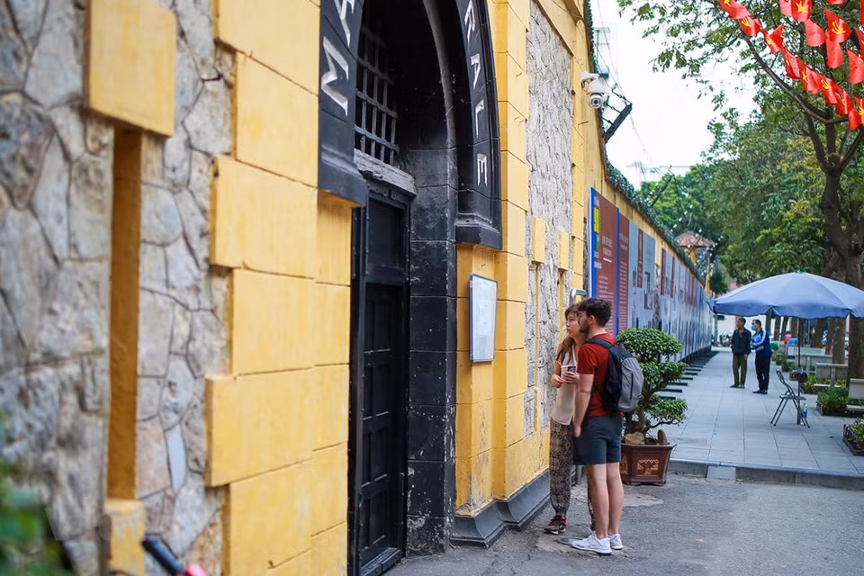 A partir del 10 de marzo, los sitios turísticos como la prisión de Hoa Lo, el templo de Ngoc Son, Van Mieu - Quoc Tu Giam se suspendieron sus operaciones y se iniciaron la desinfección bajo la dirección del Ministerio de Salud. (Foto: Vietnam +)