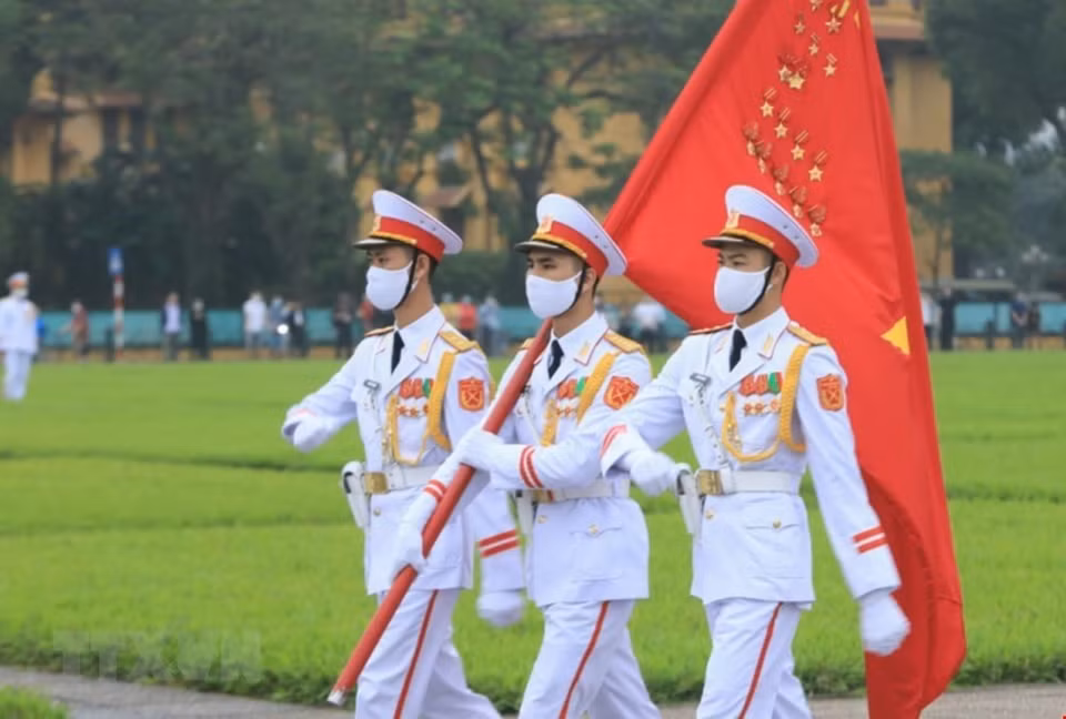 La ceremonia de izamiento de la bandera nacional en la plaza Ba Dinh en la mañana del 30 de abril de 2020. (Foto: VNA) 