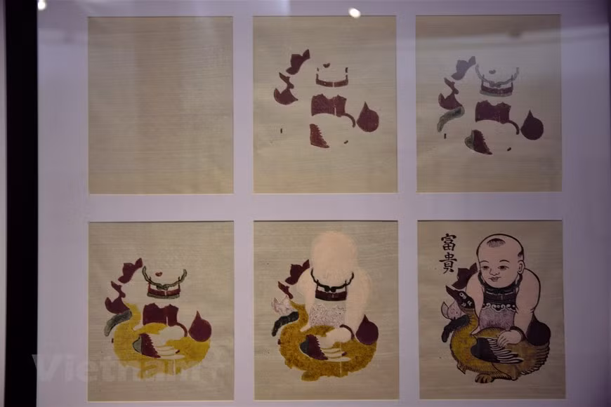 Proceso de impresión de una pintura (Foto: VNA)