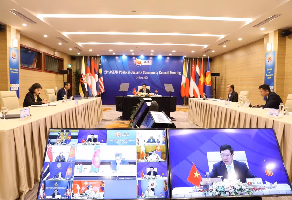 Panorama de la reunión en línea de la Conferencia de Política - Seguridad de la ASEAN en el Centro Internacional de Convenciones en Hanoi. (Foto: VNA)