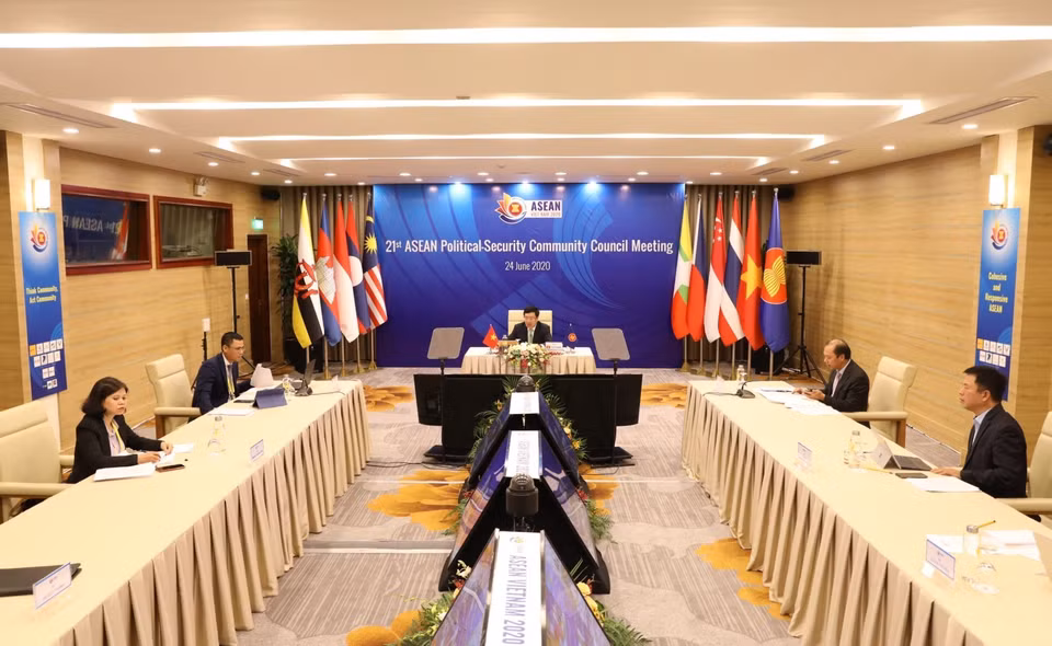 Panorama de la reunión en línea de la Conferencia de Política - Seguridad de la ASEAN en el Centro Internacional de Convenciones en Hanoi. (Foto: VNA)