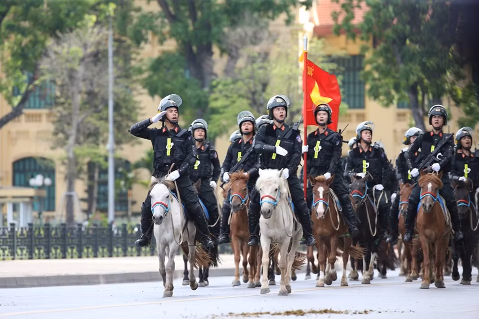 Desfilan policías de caballería en la Plaza Ba Dinh (Foto: Vietnam +)