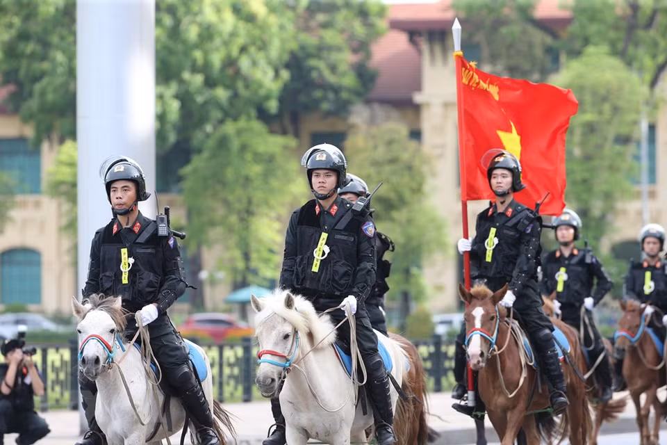 Desfilan policías de caballería en la Plaza Ba Dinh (Foto: Vietnam +)