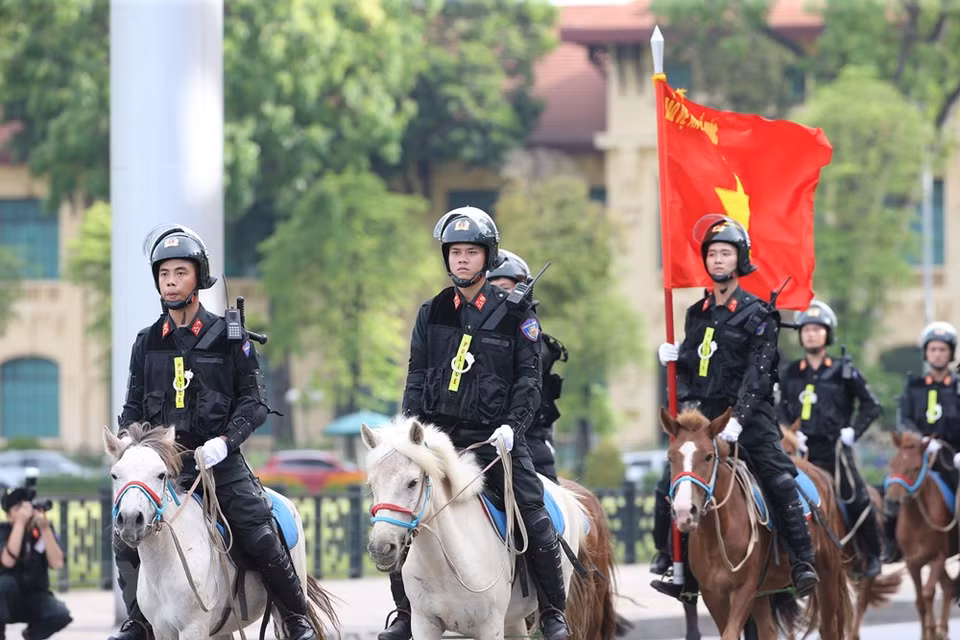 Desfilan policías de caballería en la Plaza Ba Dinh (Foto: Vietnam +)