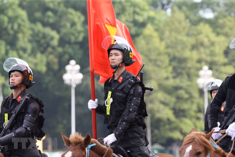 Desfilan policías de caballería en la Plaza Ba Dinh (Foto: Vietnam +)