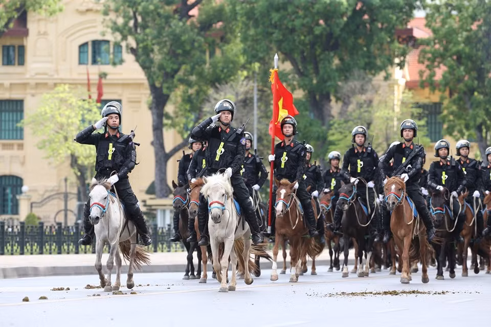 Desfilan policías de caballería en la Plaza Ba Dinh (Foto: Vietnam +)