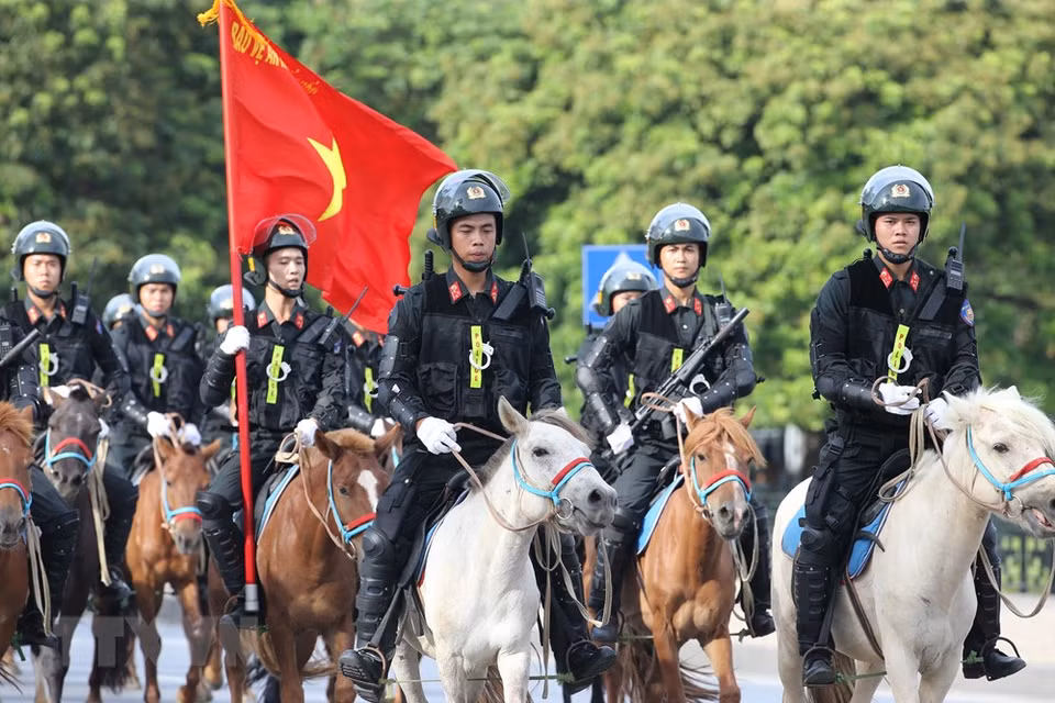 Desfilan policías de caballería en la Plaza Ba Dinh (Foto: Vietnam +)