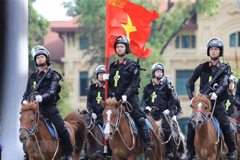 Desfilan policías de caballería en la Plaza Ba Dinh (Foto: Vietnam +)