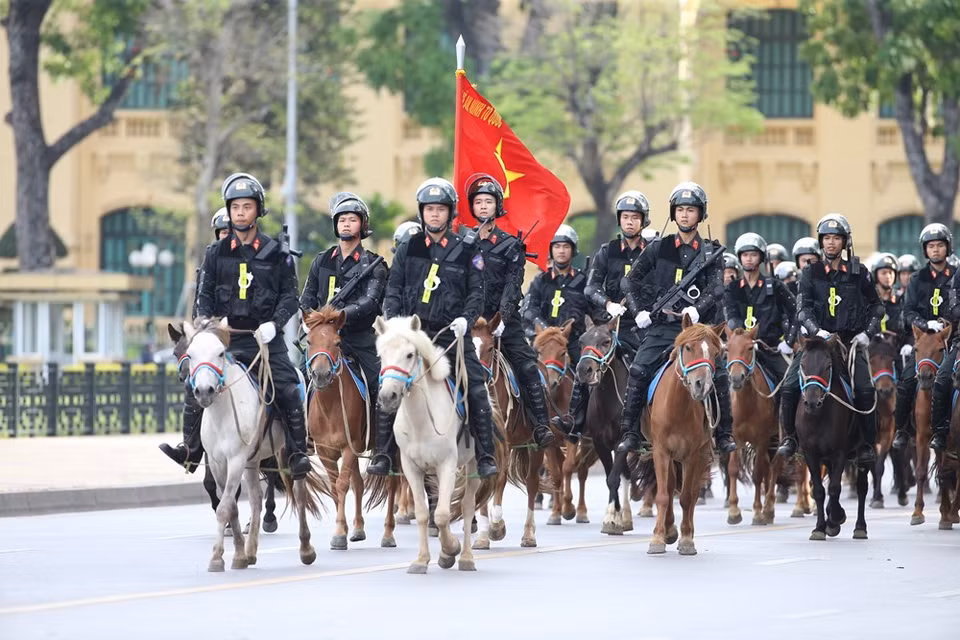 Desfilan policías de caballería en la Plaza Ba Dinh (Foto: Vietnam +)
