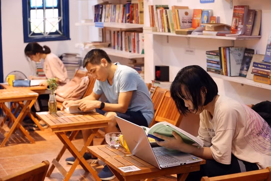 Al visitar la biblioteca, se pueden elegir entre los numerosos libros (Foto: VNA)