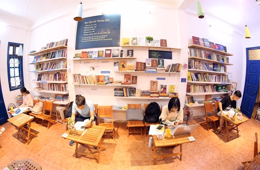 La biblioteca en el número 66, en la calle Chua Lang, distrito de Dong Da, Hanoi, se abre a los amantes de la lectura de 9 a 21 horas todos los días (Foto: VNA)