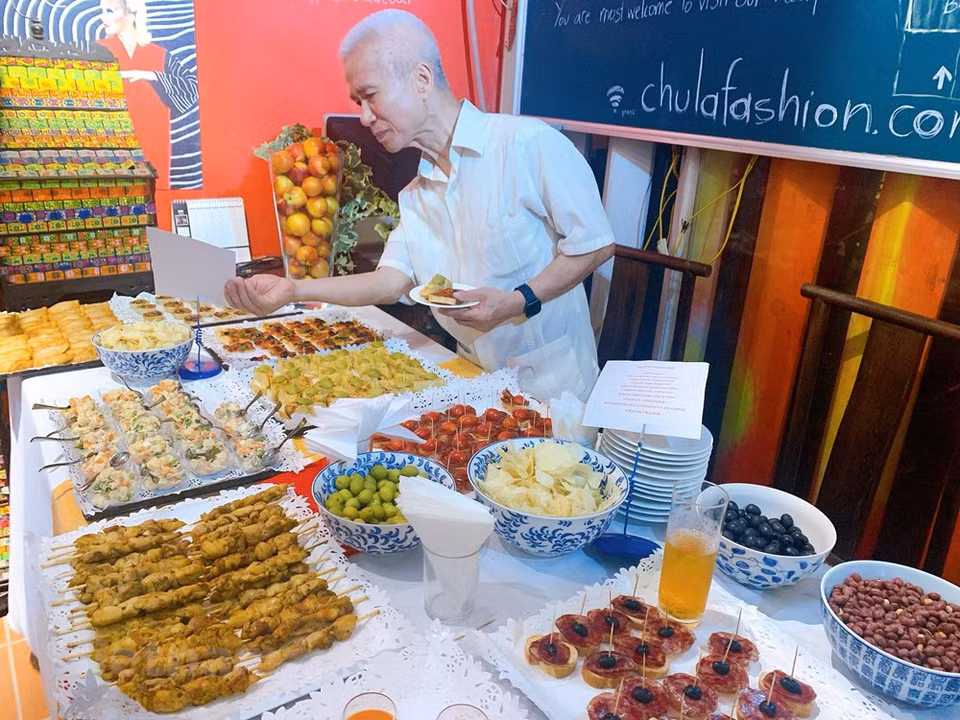 Los invitados disfrutan de los platos españoles (Foto: Vietnam +)