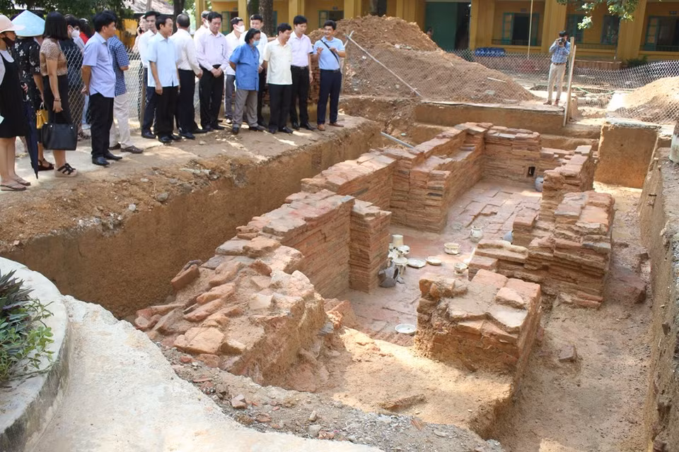 Arqueólogos y científicos visitan el campo de la antigua tumba de ladrillo, en comuna de Gia Thuy, distrito de Nho Quan, provincia de Ninh Binh. (Foto: VNA)