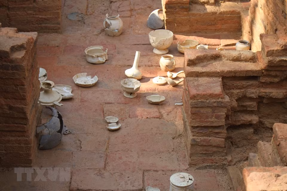 Objetos funerarios como cerámica, vidriado y terracota encontrados en la antigua tumba de ladrillo, en la comuna de Gia Thuy, distrito de Nho Quan, provincia de Ninh Binh. (Foto: VNA)