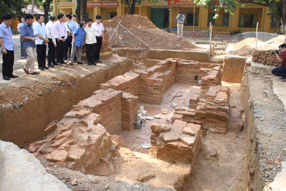 Arqueólogos y científicos visitan el campo de la antigua tumba de ladrillo, en comuna de Gia Thuy, distrito de Nho Quan, provincia de Ninh Binh. (Foto: VNA)