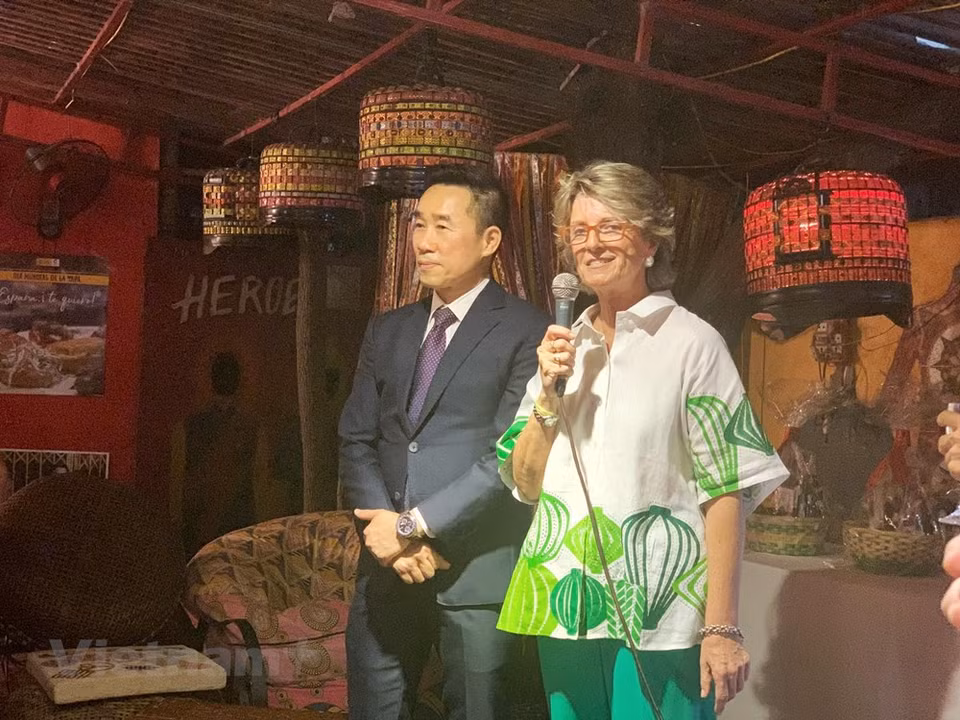 María Jesús Figa López-Palop, embajadora de España en Vietnam, dijo que se trata del segundo Día Mundial de la Tapa celebrado en Vietnam. La primera edición en el pasado año recibió un gran entusiasmo de los vietnamitas de Hanoi, Da Nang, Hoi An y Ciudad Ho Chi Minh. (Foto: Vietnam +)