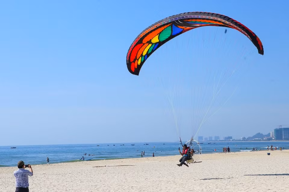 Vuelo de parapente en el torneo (Foto: VNA)