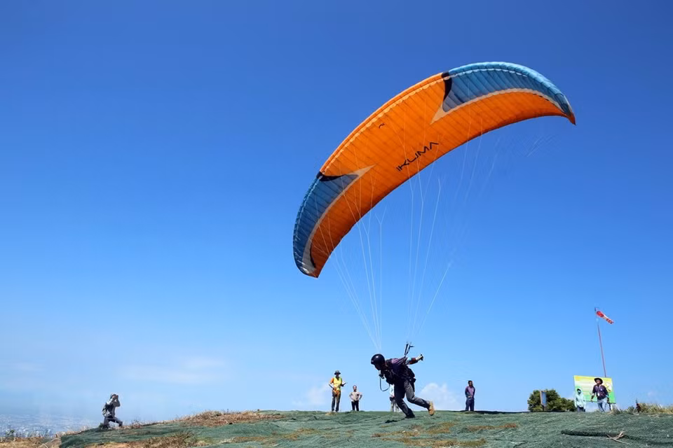 Vuelo de parapente en el torneo (Foto: VNA)