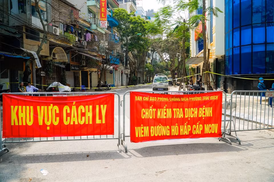 Se pusieron puestos del control de la enfermedad COVID-19 en la zona (Foto: Vietnam+)