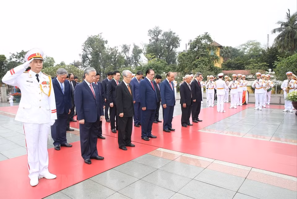Dirigentes del Partido y Estado de Vietnam rindieron el 30 de abril un homenaje póstumo antes el Monumento a los Mártires con motivo del 45 aniversario del Día de la Reunificación Nacional. (Foto: VNA)