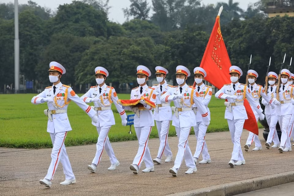 La ceremonia de izamiento de la bandera nacional en la plaza Ba Dinh en la mañana del 30 de abril de 2020. (Foto: VNA) 