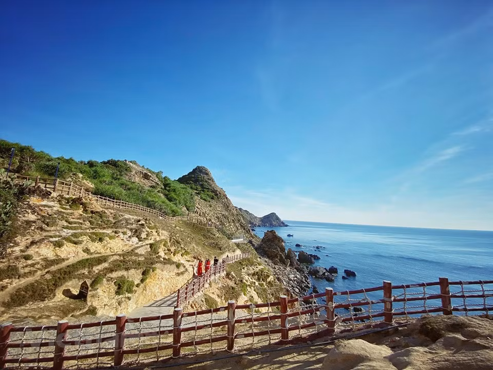 Canal Gio se encuentra cerca de Ky Co y se puede llegar a pie sobre un camino de madera con vista a la playa (Foto: VNA)