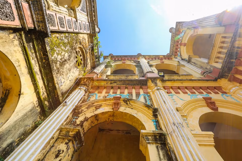 La casa principal consta de dos plantas con una superficie de hasta 420 metros cuadrados, con marcos de puertas en forma de arco típicos de la arquitectura europea. (Foto: Vietnam +)