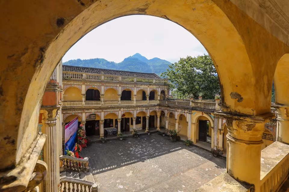 Dos lados de la residencia son dos filas horizontales de casas con el mismo diseño, casi simétricas. (Foto: Vietnam +)