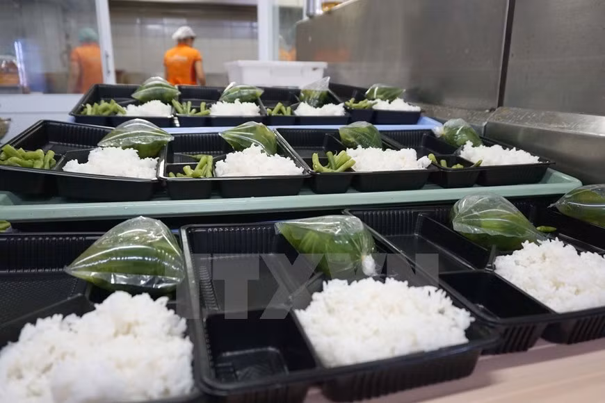 El personal de Saigon Co.op prepara las comidas que cumplen los requisitos de nutrición e higiene alimentaria (Foto: VNA)