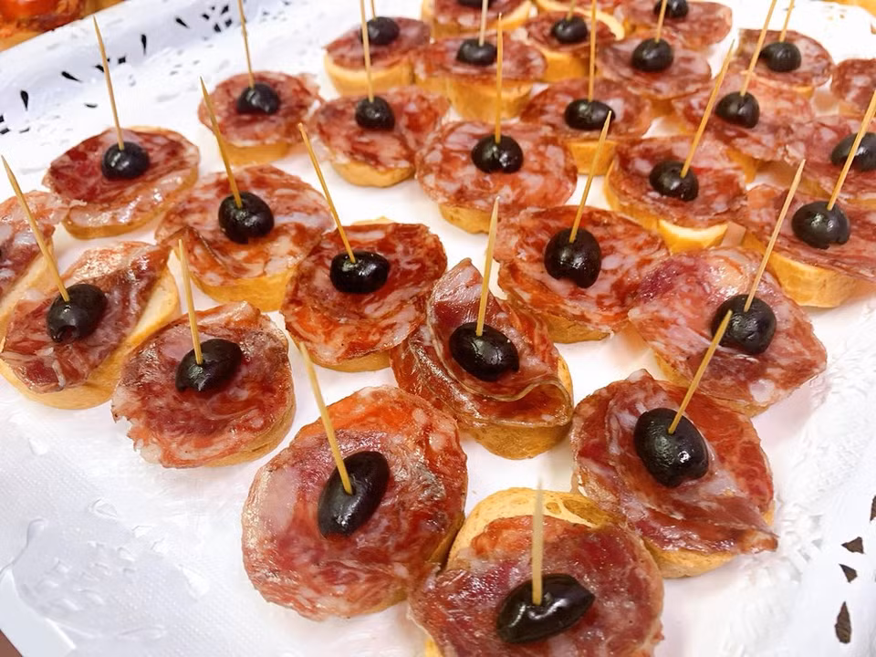 La tapa nace en origen como una simple loncha de embutido o de queso sobre un sencillo trozo de pan que se ofrecía a los clientes en las tascas y tabernas para acompañar la bebida y paliar así los indeseables efectos del alcohol ingerido en demasía (Foto: Vietnam +)