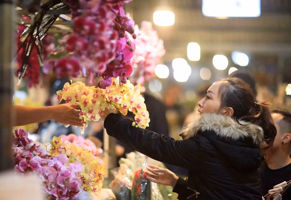 Noche en el mercado de flores Quang Ba en vísperas del Nuevo Año Lunar (Foto: VNA)