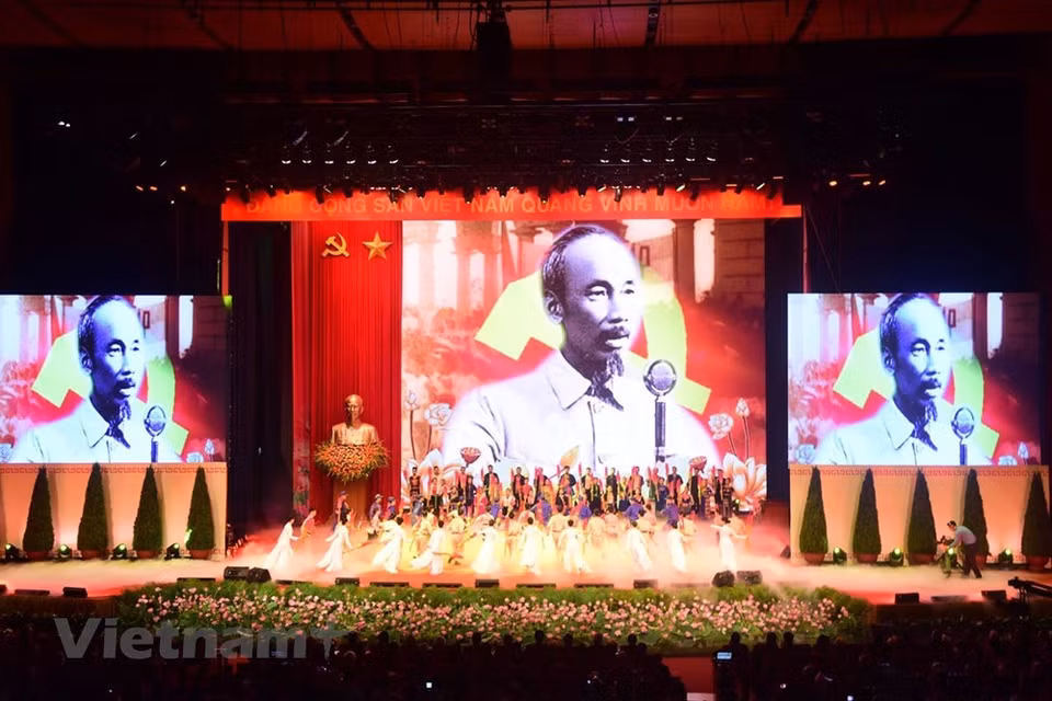 Una solemne ceremonia se celebró hoy en esta capital con motivo del aniversario 130 del natalicio del Presidente Ho Chi Minh (19 de mayo de 1890). (Fuente: VNA)
