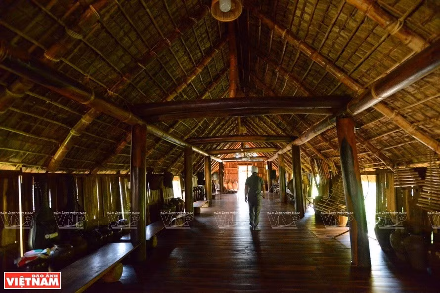 Techo de madera con forma de bóveda es la característica típica dentro de la casa (Foto: VNA)