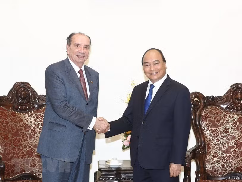 Primer ministro Nguyen Xuan Phuc recibió al canciller de Brasil, Aloysio Nunes Ferreira, durante su visita en septiembre de 2017 en Vietnam. (Foto: VNA)