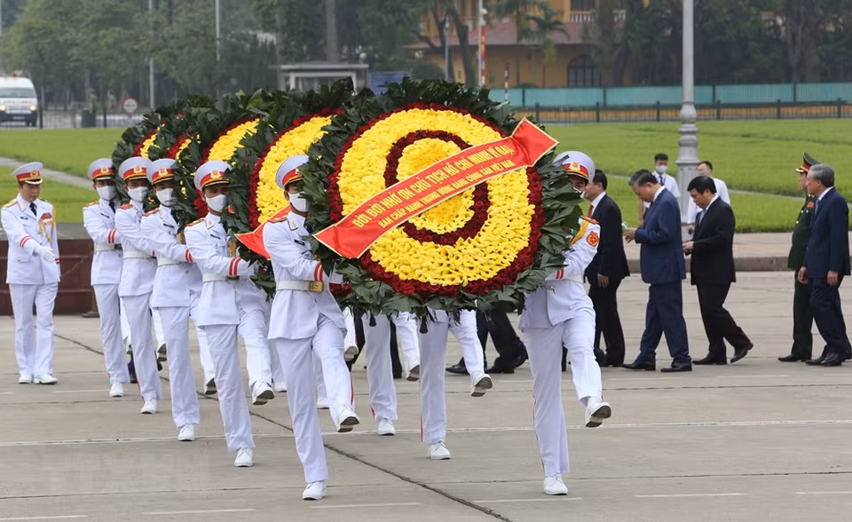 Dirigentes del Partido y Estado de Vietnam rindieron el 30 de abril un homenaje póstumo al presidente Ho Chi Minh en el Mausoleo dedicado al líder de la revolución vietnamita, con motivo del 45 aniversario del Día de la Reunificación Nacional. (Foto: VNA)