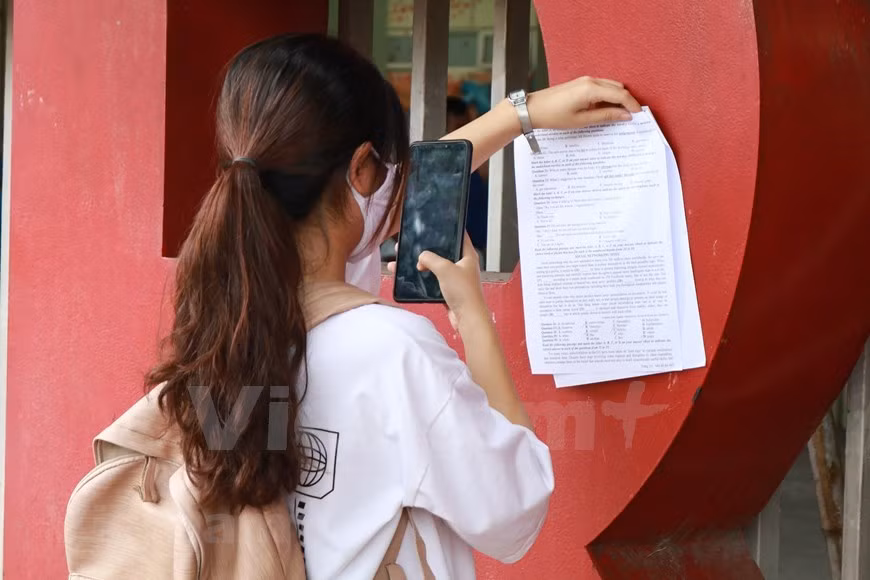 La mayoría de los candidatos dijeron que las pruebas no fueron demasiado difíciles y se basaron en lo que los estudiantes aprendieron en su programa de estudio (Foto: Vietnam +)
