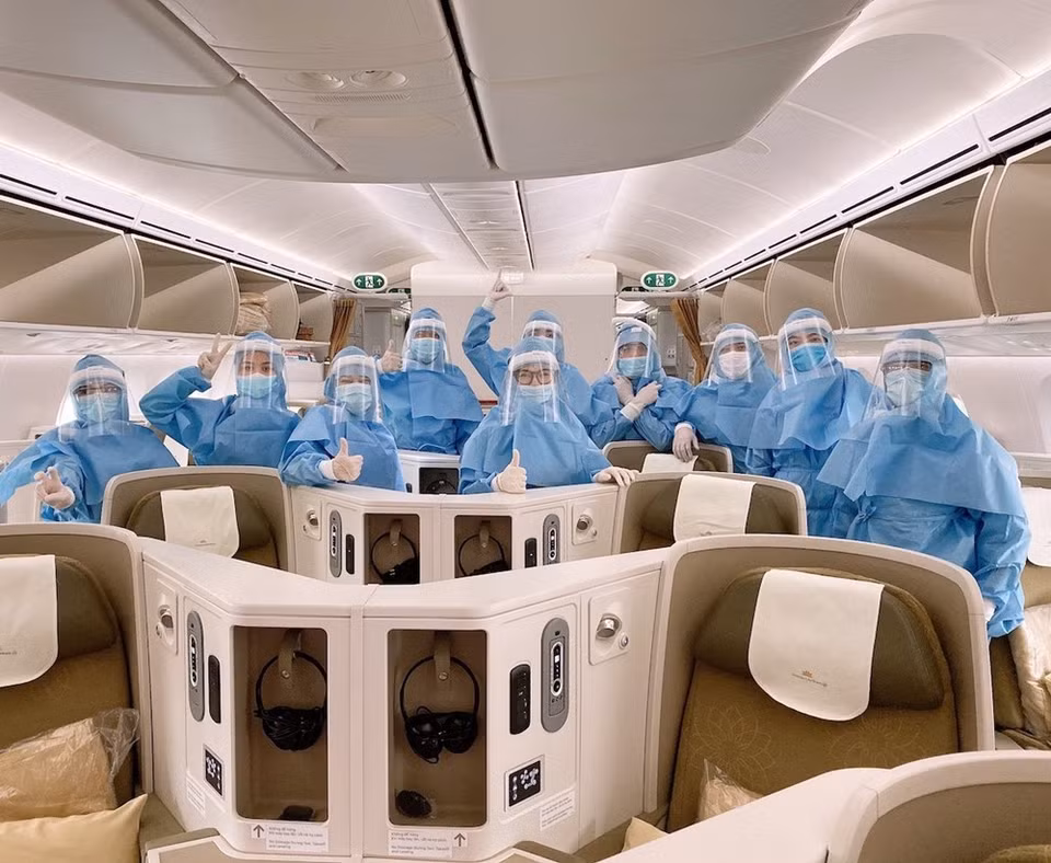 Los pilotos y los aeromozos usan ropas protectoras durante los vuelos (Foto: cortesía de Vietnam Airlines)
