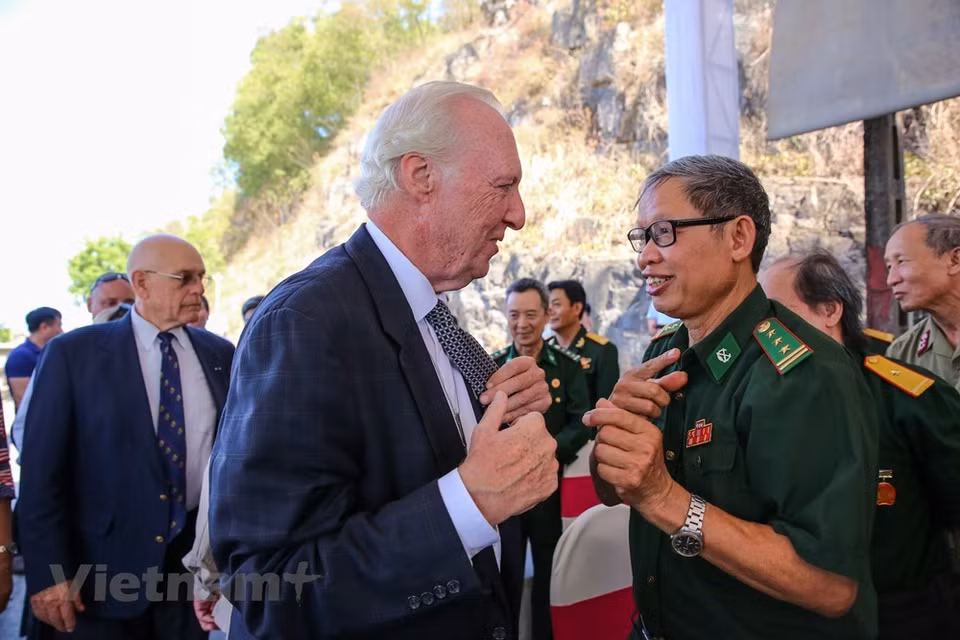 El veterano de guerra estadounidense Matt Keenan se encuentra con Nguyen Van Ton, uno de los que participó en la defensa del Puente Ham Rong durante la feroz bombardeo de las tropas aéreas estadounidenses hace más de 55 años (Foto: VNA)