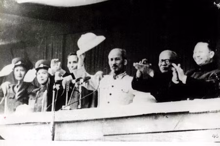 El 1 de enero de 1955, decenas de miles de capitalinos dieron la bienvenida al Comité Central del Partido, al Gobierno y al presidente Ho Chi Minh después de casi nueve años de resistencia contra las tropas francesas en las montañas del Norte. (Foto: VNA)