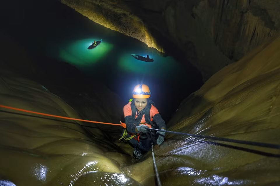 La gruta cuenta con un celestial sistema de estalactitas y estalagmitas, un bosque primitivo que alude al edén, y una “colección de perlas” de siglos de antigüedad. (Foto: Vietnam+)