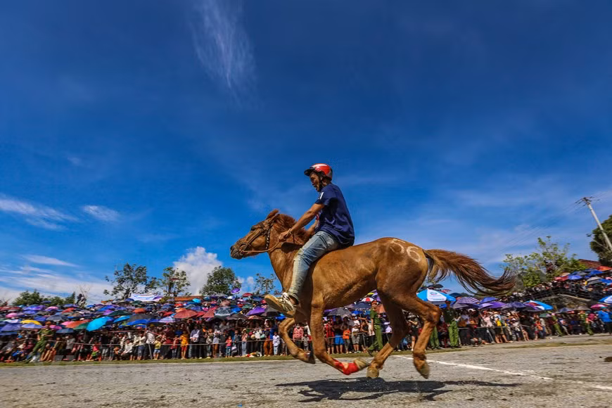 La tradicional carrera de caballos de Bac Ha de este año, que se llevó a cabo los días 30 y 31 de mayo. Al hablar sobre la competición, el director del complejo Sun World Fansipan Legend, Nguyen Xuan Chien, dio a conocer que el comité organizador se ha esforzado para llevar a cabo este evento a pesar de la evolución compleja de la pandemia del Covid-19, en aras de brindar a los excursionistas nuevas experiencias al visitar Sa Pa. Lo que es único en la carrera de Bac Ha es que los caballos de carrera se utilizan generalmente para transportar mercancías a los campos en las montañas (Foto: Vietnam +)