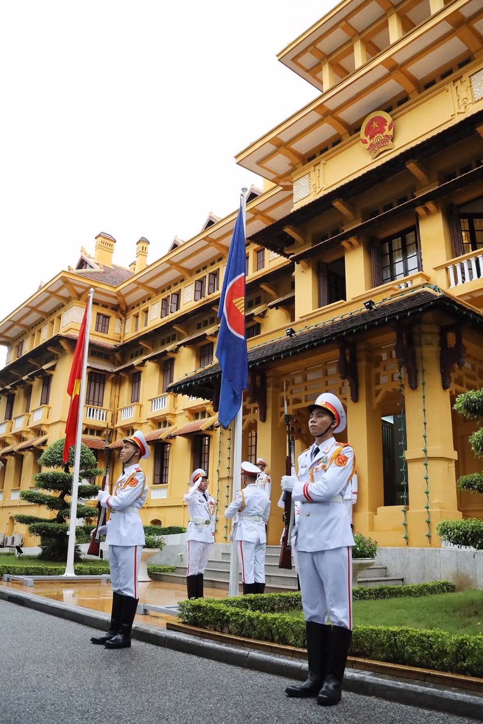 Banderas de la ASEAN y de Vietnam en la sede del Ministerio de Relaciones Exteriores en Hanoi (Foto: VNA)