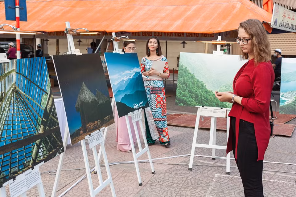 Además de contemplar la belleza de la Sierra Nevada de Santa Marta, los asistentes a la exposición también tuvieron la oportunidad de disfrutar de las danzas folclóricas de artistas colombianos (Foto: VNA)