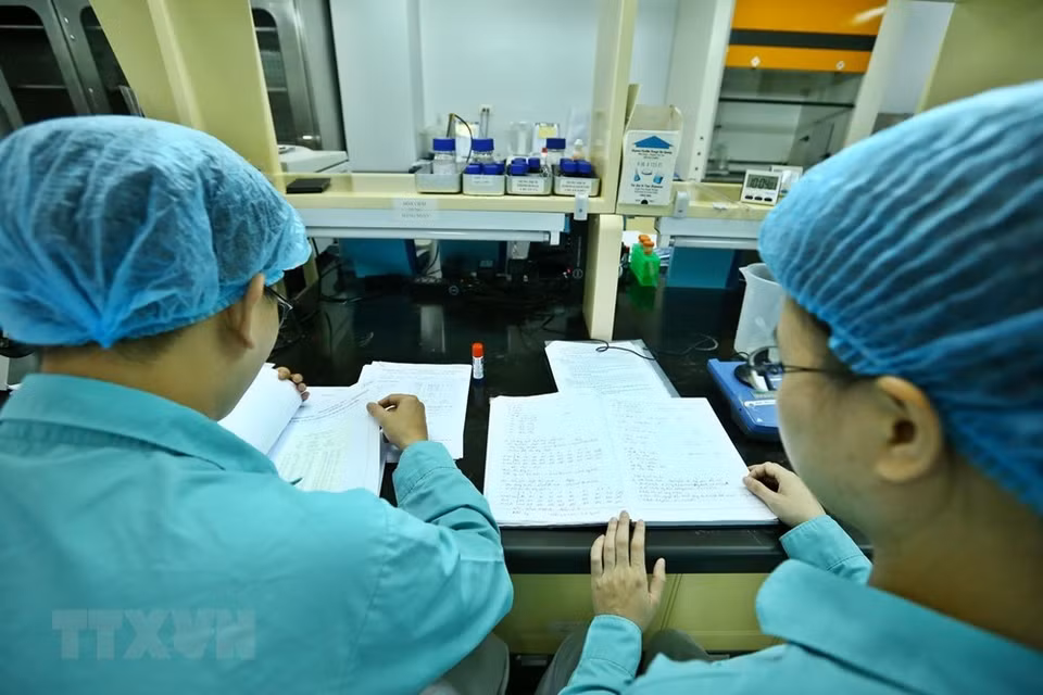Vabiotech ha enviado a expertos al Reino Unido desde febrero, en colaboración con la Universidad de Bristol a toda prisa para producir cepas de antígeno durante casi dos meses. Al regresar a Vietnam, el equipo continuó en el laboratorio durante más de un mes para completar la selección de la vacuna. (Foto: VNA)