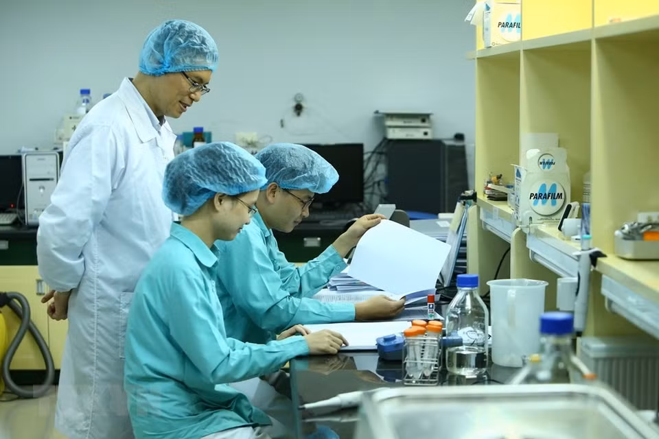 Vabiotech ha enviado a expertos al Reino Unido desde febrero, en colaboración con la Universidad de Bristol a toda prisa para producir cepas de antígeno durante casi dos meses. Al regresar a Vietnam, el equipo continuó en el laboratorio durante más de un mes para completar la selección de la vacuna. (Foto: VNA)