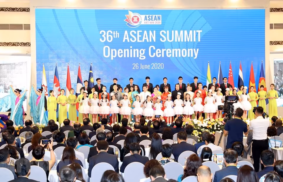 Saludo a la bandera en la ceremonia de inauguración de la 36 Cumbre de la ASEAN (Foto: VNA)