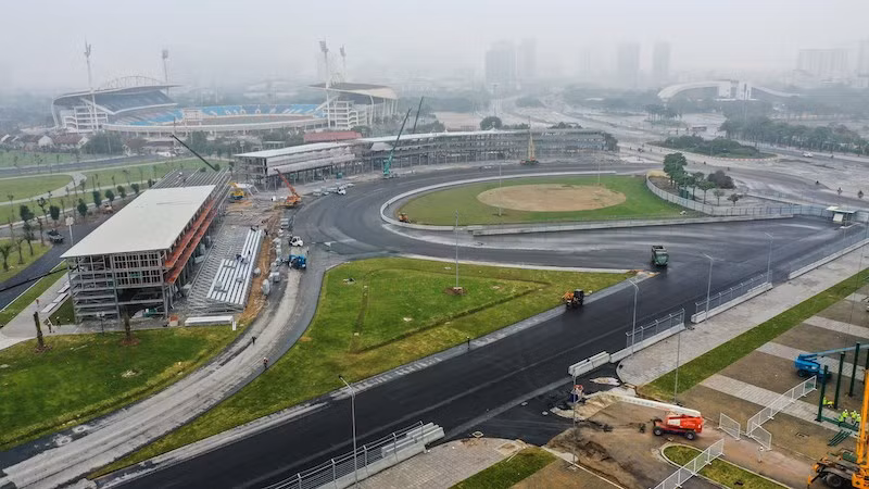 El área de la tribuna de Ha Long se ha formado. Otros rodales como Hai Phong, Da Nang, Nha Trang ... crecen rápidamente, aunque hace solo unos días esta área también era pilas de acero. Desde aquí, el público tiene la oportunidad de presenciar las actuaciones de Hamilton, Verstappen, Vettel o Ricciardo. Al acoger la carrera de F1 en 2020, Vietnam se convertirá en el país 22 en el mundo y el tercero del Sudeste Asiático que albergue esta competencia, después de Malasia y Singapur. La carrera de F1, prevista a desarrollarse en abril próximo, no solo es un evento deportivo, sino un importante acontecimiento cultural y turístico tanto de la ciudad como de todo el país. (Foto: Vietnam +)