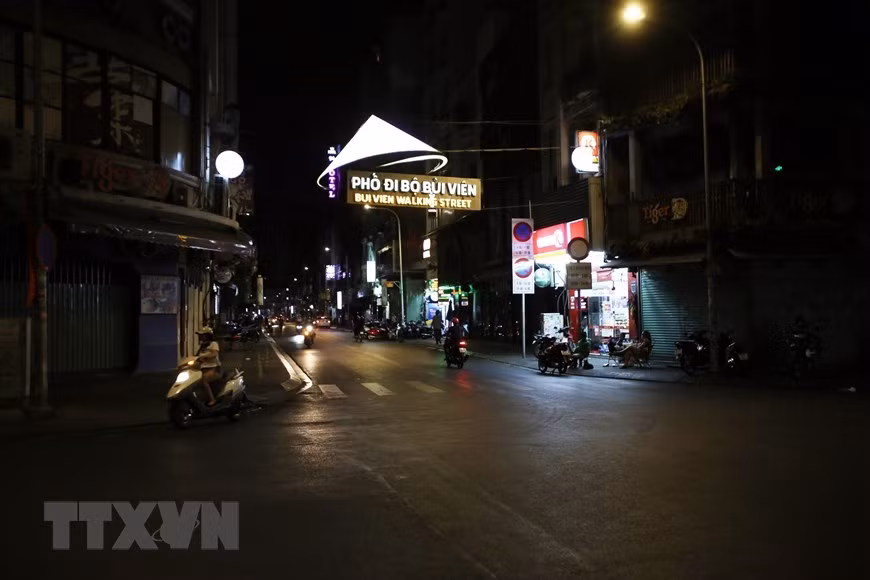La calle Bui Vien, muy conocida por los rastreadores nocturnos en Ciudad Ho Chi Minh, ahora está desierta, ya que los restaurantes y bares están cerrados temporalmente (Foto: VNA)