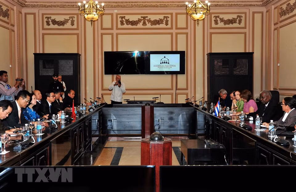El presidente de la Asamblea Nacional de Cuba, Esteban Lazo Hernández, recibió a la delegación de alto nivel del PCV. (Foto: VNA)