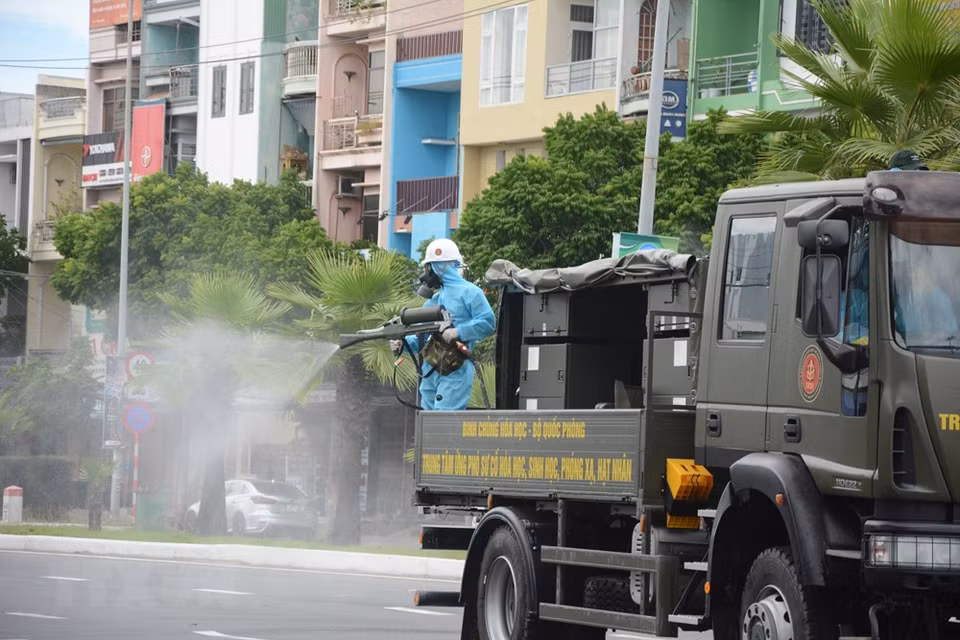  Vehículos especializados realizan fumigaciones químicas en calles de Son Tra. (Foto: VNA)